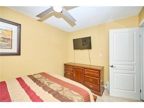 21 Allan Drive, St. Catharines, ON - Indoor Photo Showing Bedroom