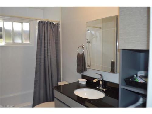 6 Parkdale Crescent, Pelham, ON - Indoor Photo Showing Bathroom