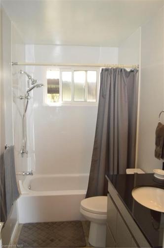 6 Parkdale Crescent, Pelham, ON - Indoor Photo Showing Bedroom