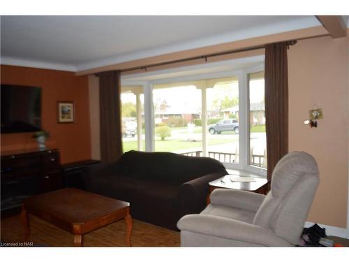 6 Parkdale Crescent, Pelham, ON - Indoor Photo Showing Living Room