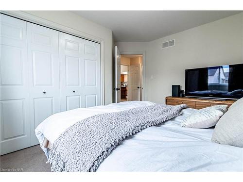 7023 Kalar Road, Niagara Falls, ON - Indoor Photo Showing Bedroom
