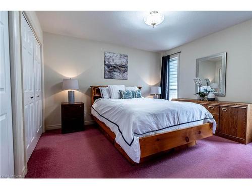 7023 Kalar Road, Niagara Falls, ON - Indoor Photo Showing Bedroom