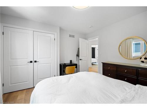 9001 Emily Boulevard, Niagara Falls, ON - Indoor Photo Showing Bedroom