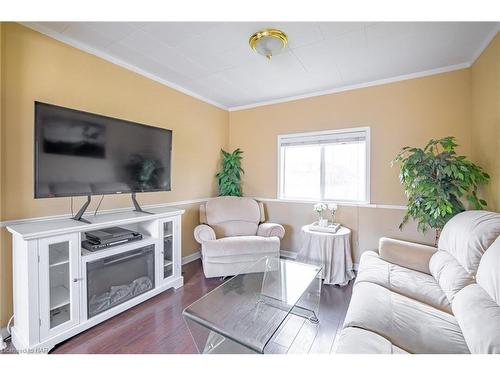 42 Tasker Street, St. Catharines, ON - Indoor Photo Showing Living Room