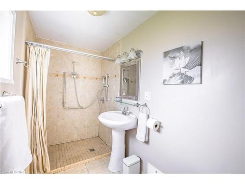 42 Tasker Street, St. Catharines, ON - Indoor Photo Showing Bathroom