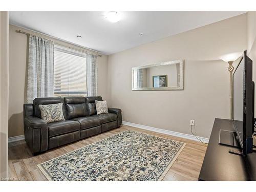 303-379 Scott Street, St. Catharines, ON - Indoor Photo Showing Living Room