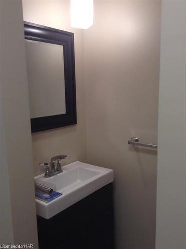 32 Dianne Drive, St. Catharines, ON - Indoor Photo Showing Bathroom