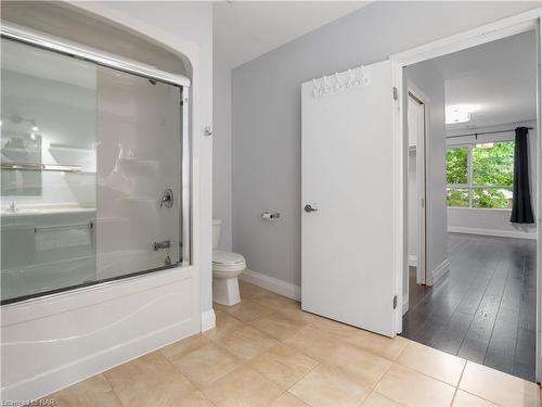 103-26 Wellington Street, St. Catharines, ON - Indoor Photo Showing Bathroom