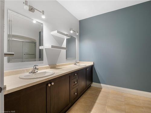 103-26 Wellington Street, St. Catharines, ON - Indoor Photo Showing Bathroom