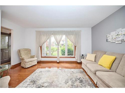 7 Huntington Lane, St. Catharines, ON - Indoor Photo Showing Living Room