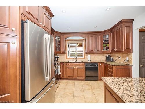 7 Huntington Lane, St. Catharines, ON - Indoor Photo Showing Kitchen With Double Sink
