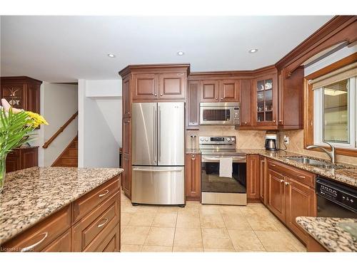 7 Huntington Lane, St. Catharines, ON - Indoor Photo Showing Kitchen With Double Sink
