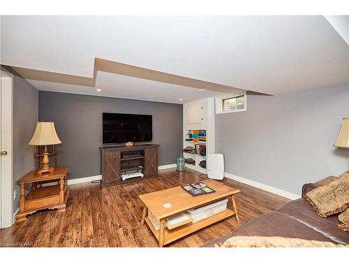 7 Huntington Lane, St. Catharines, ON - Indoor Photo Showing Living Room