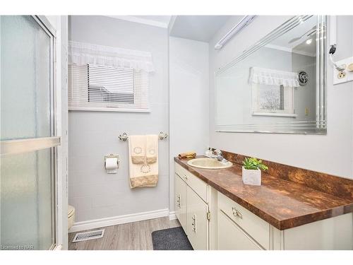 490 Fairview Road, Fort Erie, ON - Indoor Photo Showing Bathroom