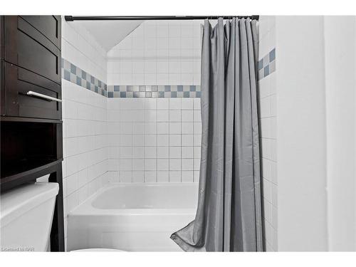 Front-264 Phipps Street, Fort Erie, ON - Indoor Photo Showing Bathroom