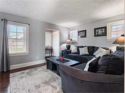 5738 Byng Avenue, Niagara Falls, ON - Indoor Photo Showing Living Room