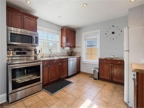 5738 Byng Avenue, Niagara Falls, ON - Indoor Photo Showing Kitchen