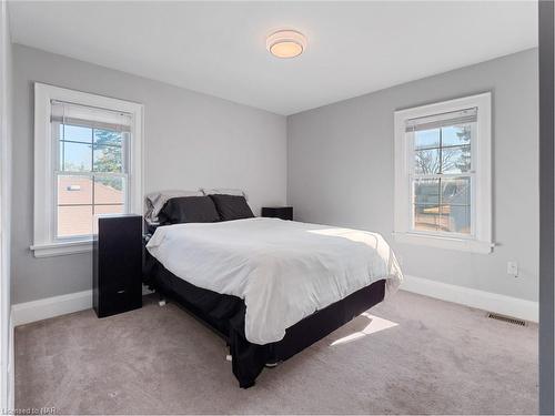 5738 Byng Avenue, Niagara Falls, ON - Indoor Photo Showing Bedroom