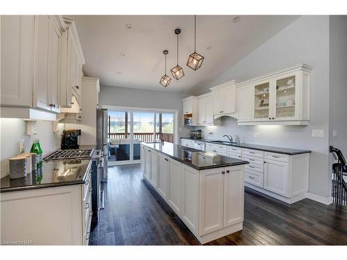 9428 Hendershot Boulevard, Niagara Falls, ON - Indoor Photo Showing Kitchen With Upgraded Kitchen