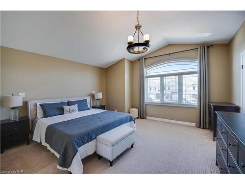 9428 Hendershot Boulevard, Niagara Falls, ON - Indoor Photo Showing Bedroom