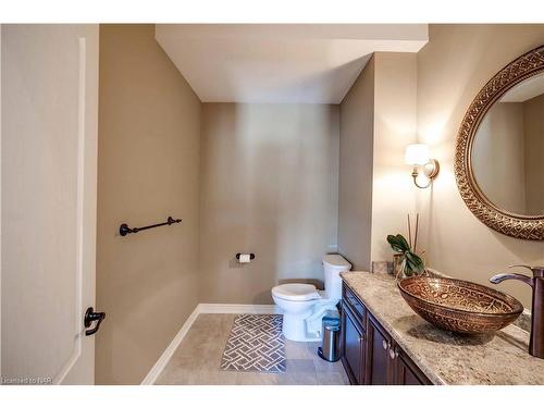 9428 Hendershot Boulevard, Niagara Falls, ON - Indoor Photo Showing Bathroom