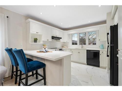 6839 Imperial Court, Niagara Falls, ON - Indoor Photo Showing Kitchen