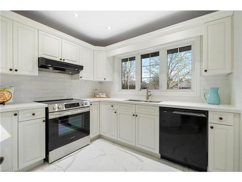 6839 Imperial Court, Niagara Falls, ON - Indoor Photo Showing Kitchen With Double Sink