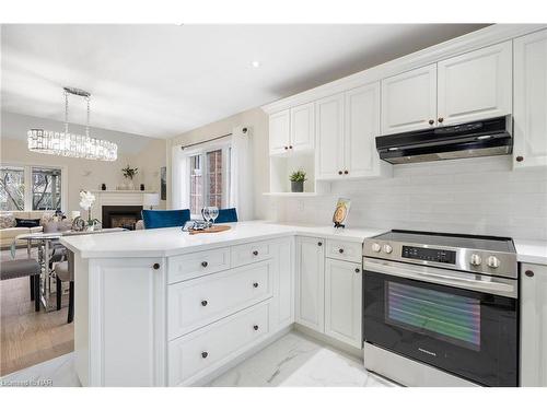 6839 Imperial Court, Niagara Falls, ON - Indoor Photo Showing Kitchen