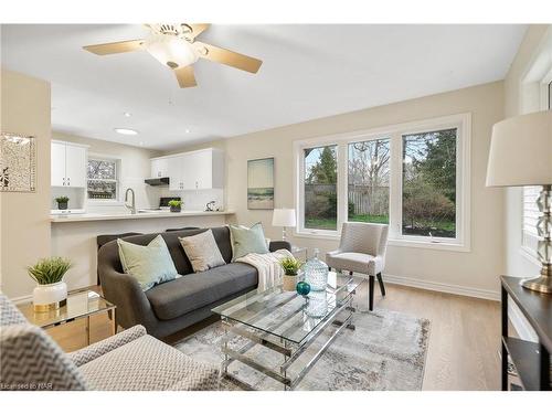 6839 Imperial Court, Niagara Falls, ON - Indoor Photo Showing Living Room