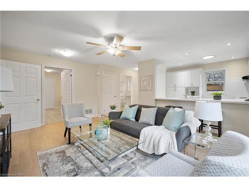 6839 Imperial Court, Niagara Falls, ON - Indoor Photo Showing Living Room