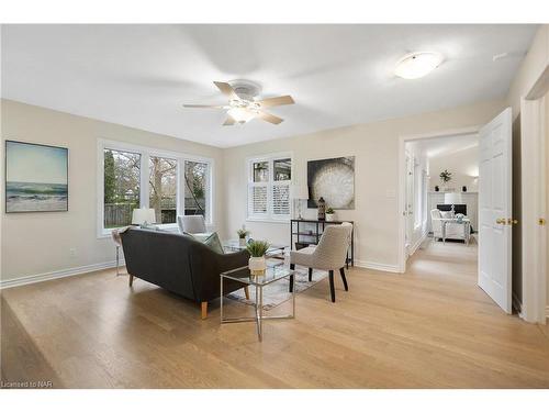 6839 Imperial Court, Niagara Falls, ON - Indoor Photo Showing Living Room