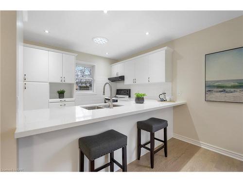 6839 Imperial Court, Niagara Falls, ON - Indoor Photo Showing Kitchen