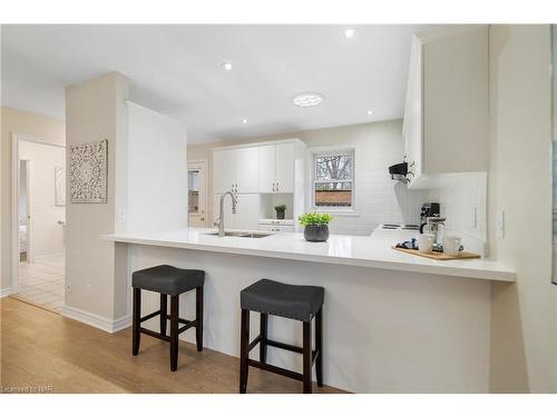 6839 Imperial Court, Niagara Falls, ON - Indoor Photo Showing Kitchen