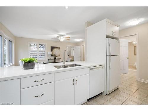 6839 Imperial Court, Niagara Falls, ON - Indoor Photo Showing Kitchen With Double Sink