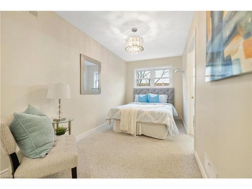 6839 Imperial Court, Niagara Falls, ON - Indoor Photo Showing Bedroom