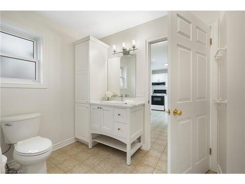 6839 Imperial Court, Niagara Falls, ON - Indoor Photo Showing Bathroom