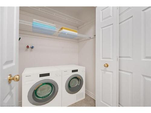 6839 Imperial Court, Niagara Falls, ON - Indoor Photo Showing Laundry Room