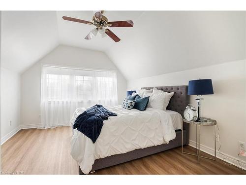 6839 Imperial Court, Niagara Falls, ON - Indoor Photo Showing Bedroom