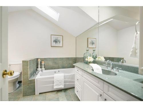 6839 Imperial Court, Niagara Falls, ON - Indoor Photo Showing Bathroom