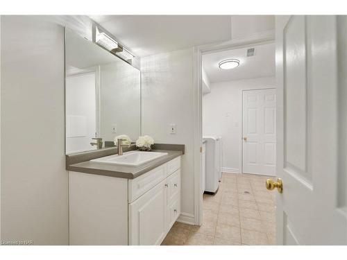 6839 Imperial Court, Niagara Falls, ON - Indoor Photo Showing Bathroom