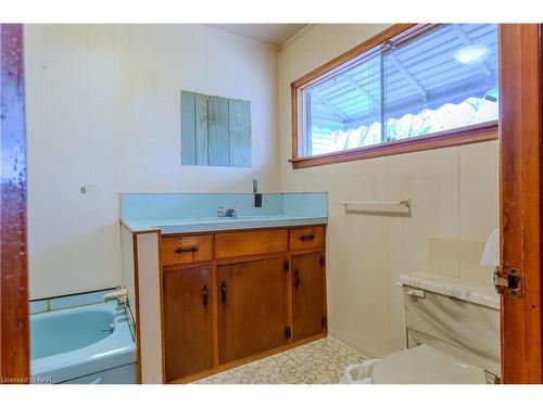 3766 Crystal Beach Drive, Crystal Beach, ON - Indoor Photo Showing Bathroom