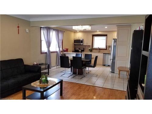 5532 Drummond Road, Niagara Falls, ON - Indoor Photo Showing Living Room