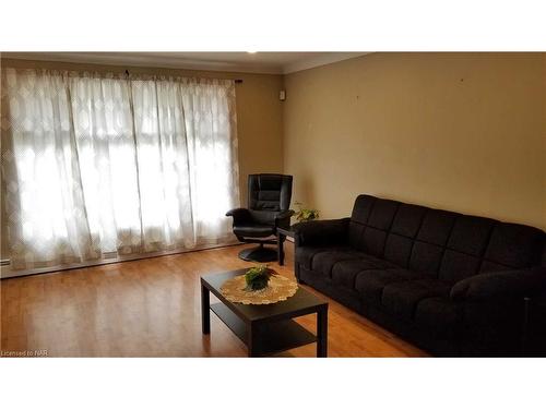 5532 Drummond Road, Niagara Falls, ON - Indoor Photo Showing Living Room