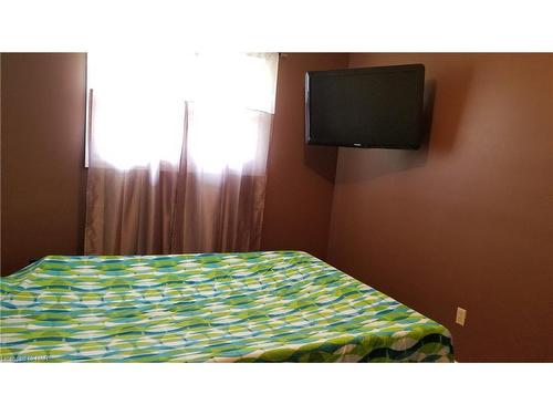 5532 Drummond Road, Niagara Falls, ON - Indoor Photo Showing Bedroom