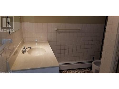 5532 Drummond Road, Niagara Falls, ON - Indoor Photo Showing Bathroom