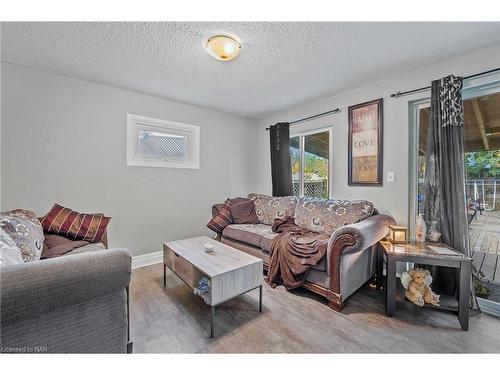 22 Denistoun Street, Welland, ON - Indoor Photo Showing Living Room