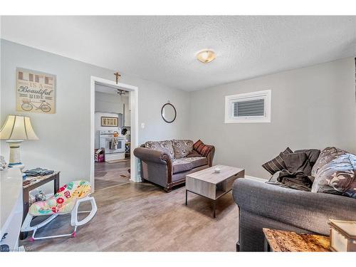 22 Denistoun Street, Welland, ON - Indoor Photo Showing Living Room