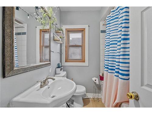 22 Denistoun Street, Welland, ON - Indoor Photo Showing Bathroom