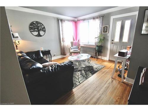 12 West Street S, Thorold, ON - Indoor Photo Showing Living Room