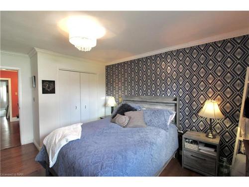 12 West Street S, Thorold, ON - Indoor Photo Showing Bedroom